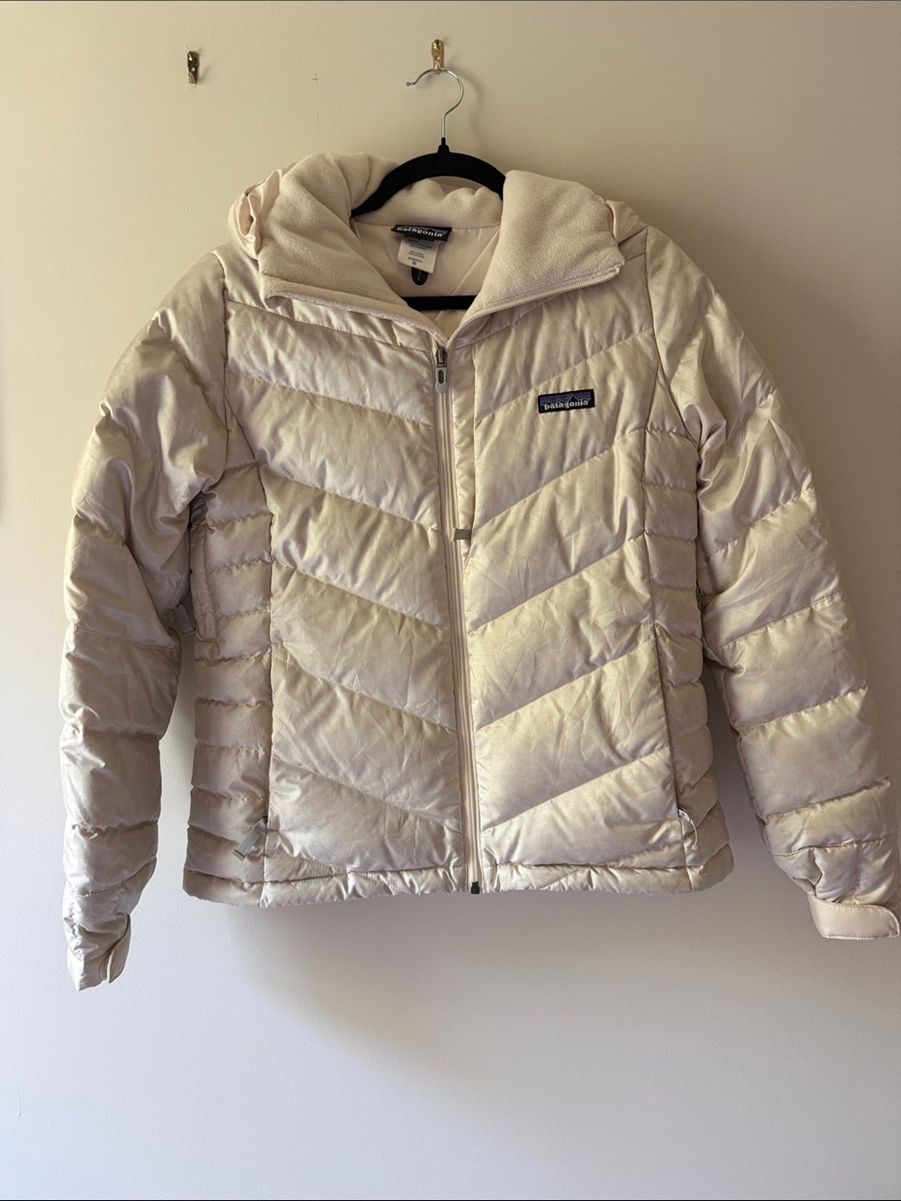 Patagonia Cream Chevron Quilted Insulated Hooded Puffer Jacket